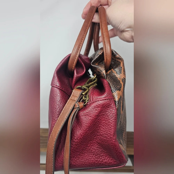 Time & Tru Women’s Fiona Burgundy Faux Leather Snake Skin Print Crossbody  NWOT - Picture 4 of 15